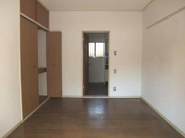 Living and room. Bright Western-style ・ Upper closet with storage space