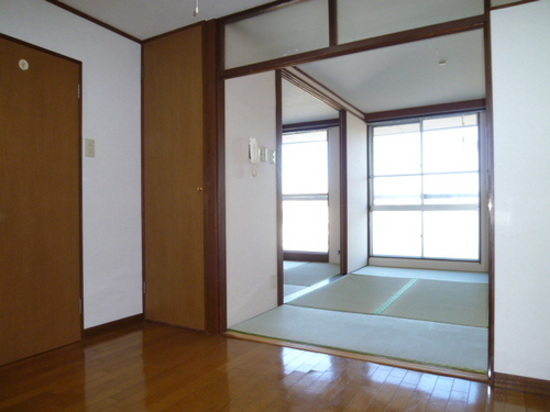 Other room space. Japanese-style dining