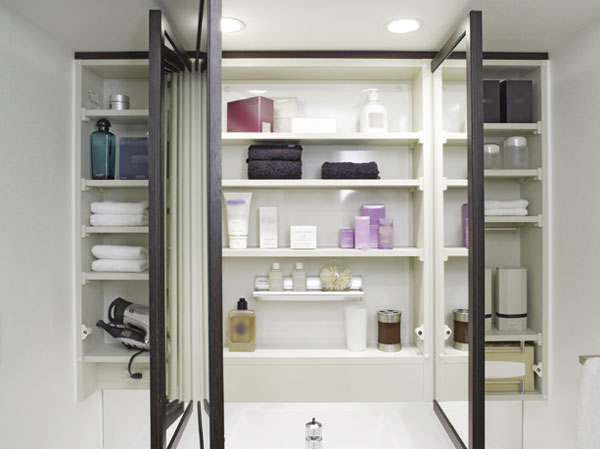 Bathing-wash room.  [Three-sided mirror housing] Storage of cosmetics such as daily necessities.