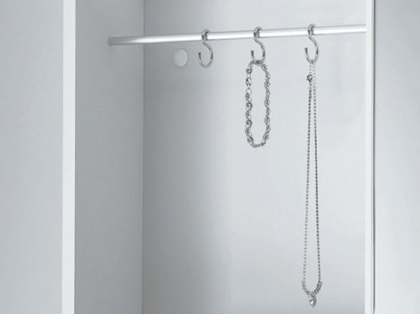 Bathing-wash room.  [Three-sided mirror back hook] Necklace, etc. will be multiplied.