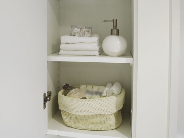 Bathing-wash room.  [Linen cabinet] It can be stored, such as towels and detergent.