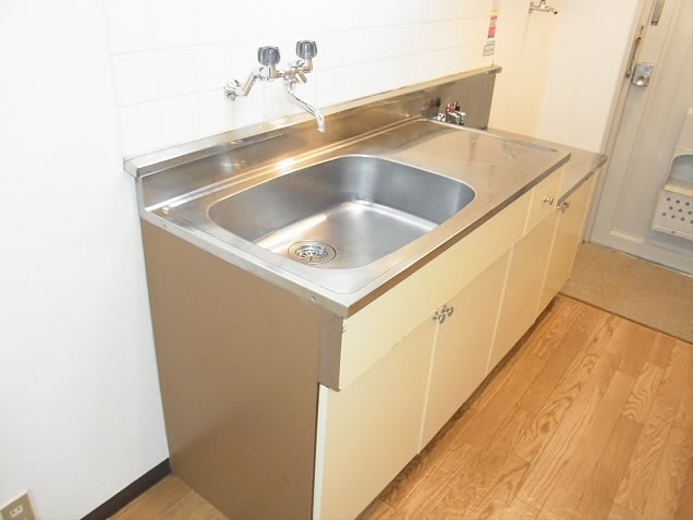 Kitchen. Large kitchen space in the self-catering school consent. 