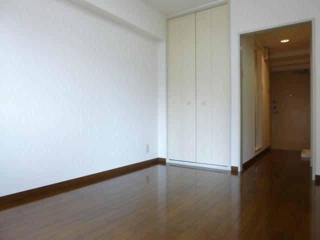 Living and room. Flooring ・ closet ・ This west-facing room