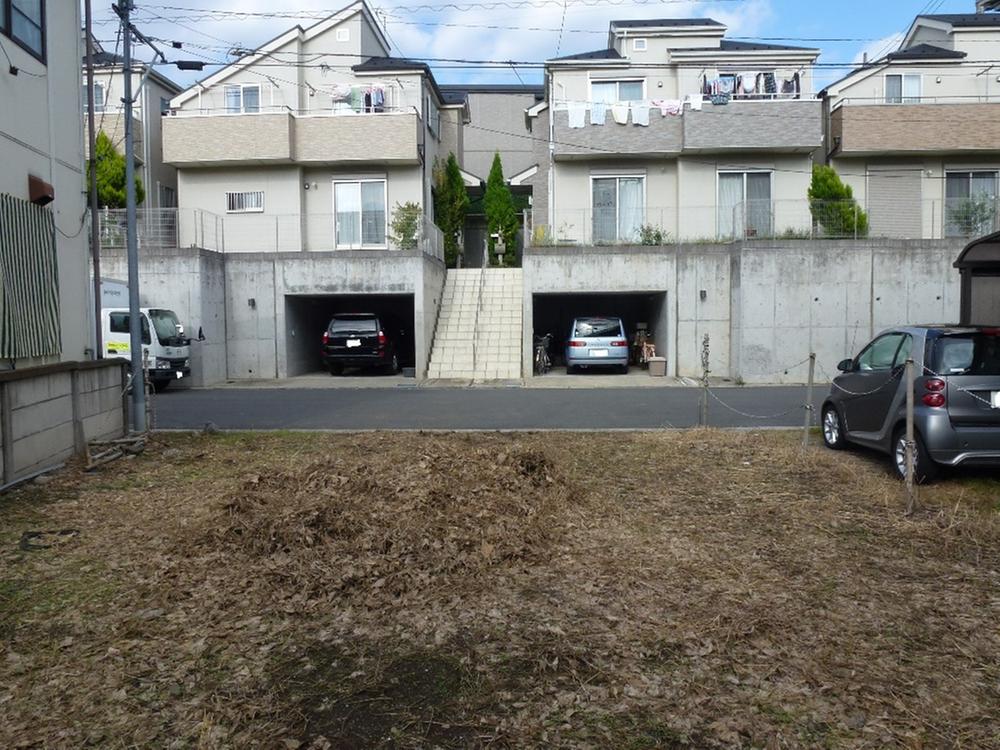 Local photos, including front road. Front road viewed from the premises