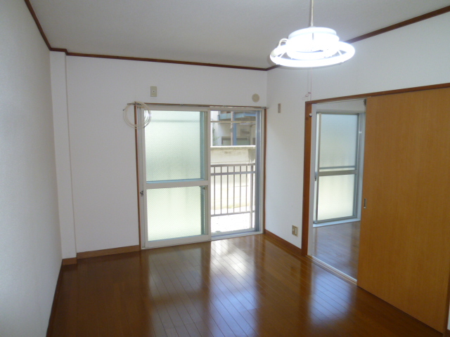 Living and room. Western-style room is located in spacious 7.5 Pledge !!