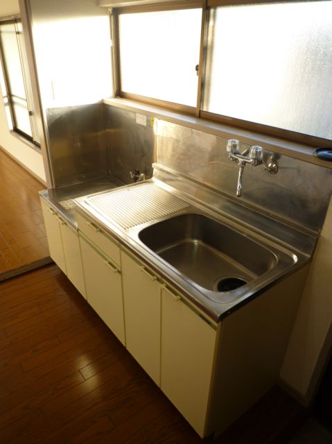 Kitchen. Two-burner gas stove can be installed