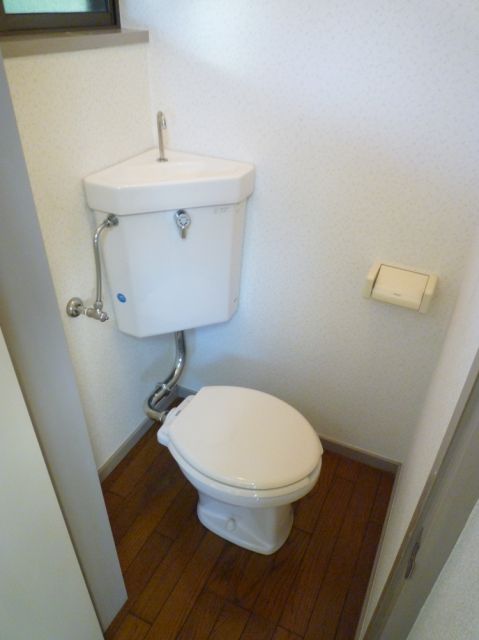 Toilet. Ventilation is also to batch window with toilet