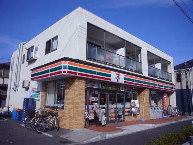 Convenience store. 550m to Seven-Eleven (convenience store)