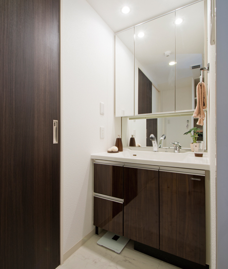 Bathing-wash room.  [Powder Room] Convenient three-sided mirror to fit mirror, To care easy to square type wash basin, Abundant storage. Specification is friendly at any time comfortably use family.