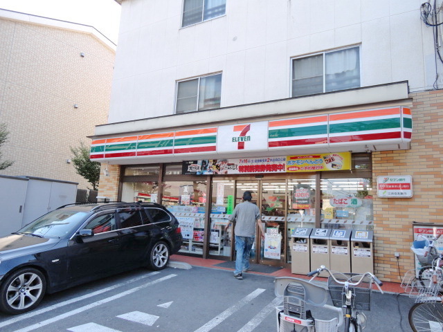 Convenience store. Seven-Eleven (convenience store) up to 100m