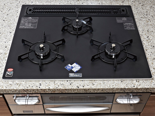 Kitchen.  [Two short beeps and a stove Rack Lina] Stove is made of Herman, Inc.. Teflon high durability to the beautiful aluminum top plate ・ Adopt a platinum coating. Dirty drop easy daily care is a breeze.  ※ Same specifications all of the following listed amenities of.