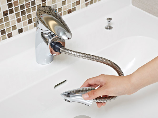 Bathing-wash room.  [Single lever mixing faucet] Smooth single lever faucet is switching of cold water and hot water. Nozzle can be pulled out, Also you can easily wash basin of clean.