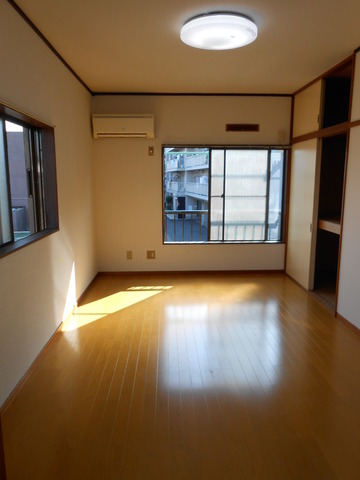 Living and room. lighting equipment ・ Air conditioning: performance warranty