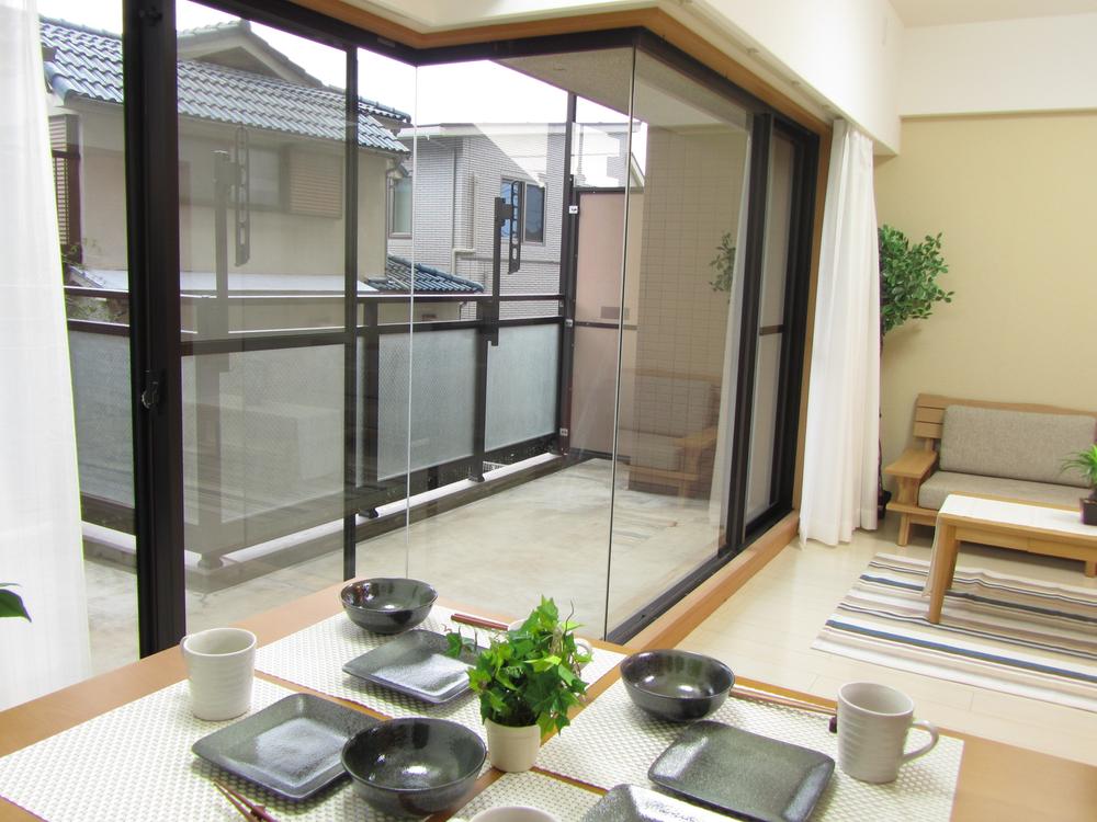 Living. Indoor (12 May 2013) shooting glazed wide sash, There is a very bright and airy, You can feel To spacious living.