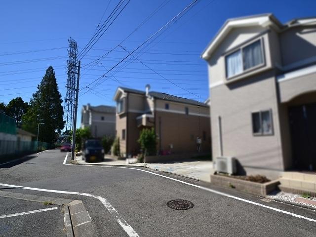 Local photos, including front road. 2-chome, contact road situation Chofu Jindaijikita cho