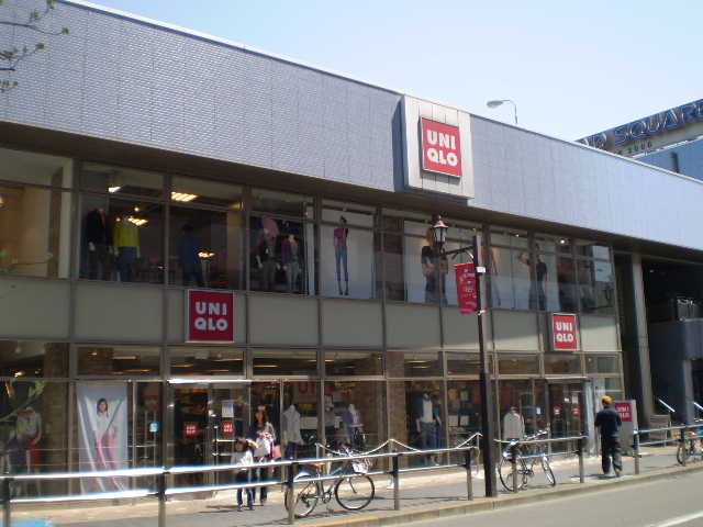 Shopping centre. 600m to UNIQLO (shopping center)