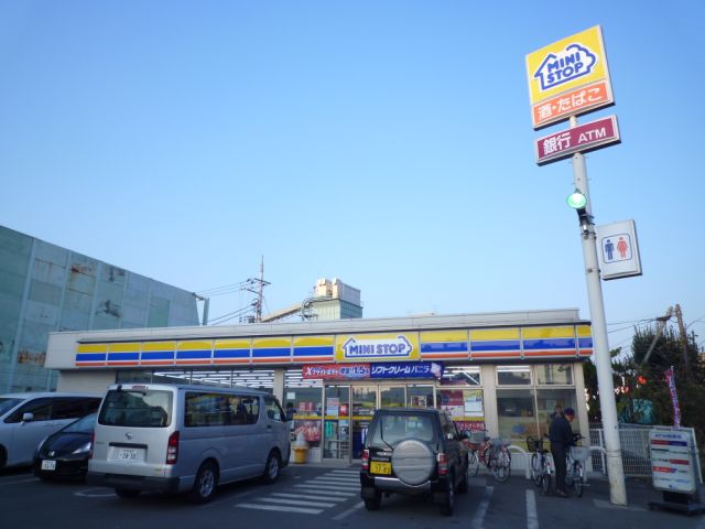 Convenience store. MINISTOP up (convenience store) 360m