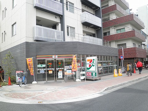 Convenience store. Seven-Eleven Chofu Station North store up (convenience store) 135m