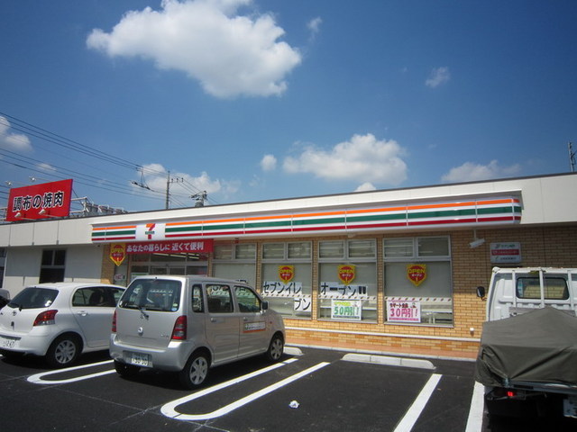 Convenience store. Seven-Eleven (convenience store) to 200m