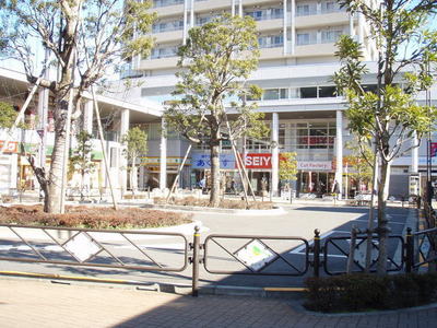 Supermarket. Seiyu to (super) 170m