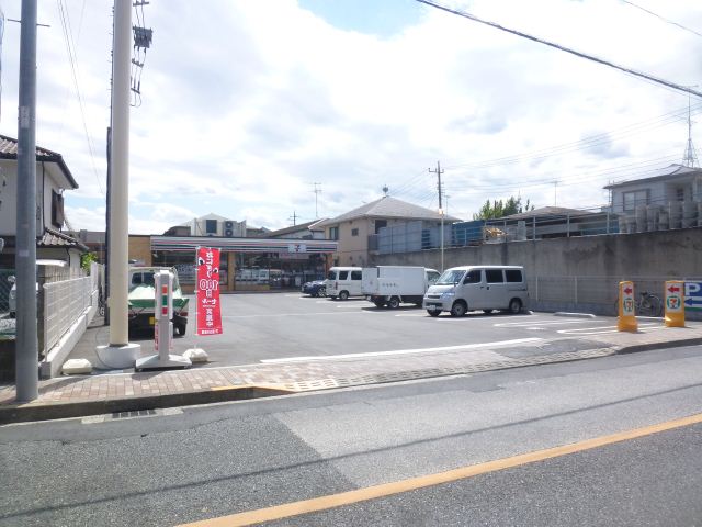 Convenience store. 420m to Seven-Eleven (convenience store)