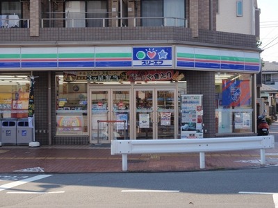 Convenience store. Three F (convenience store) to 400m