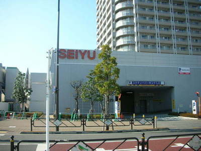 Supermarket. Seiyu to (super) 1040m