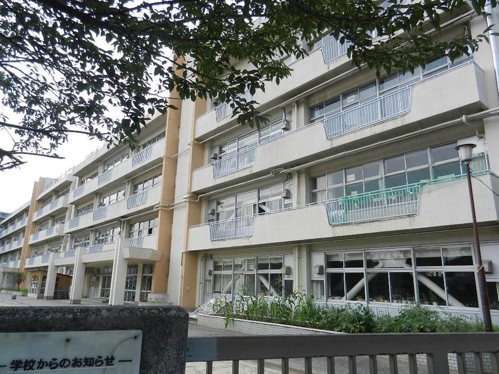 Primary school. 2 minutes to about 120m walk from the property Uenohara elementary school