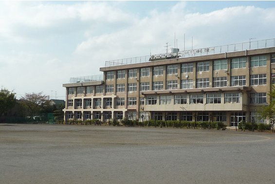 Junior high school. Chofu Municipal fourth junior high school (junior high school) up to 1057m