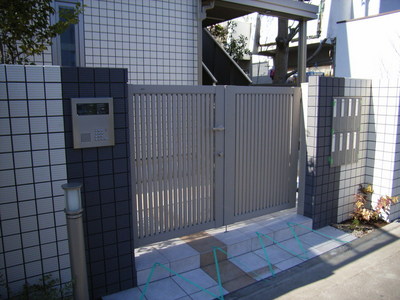 Entrance. Auto-lock door ☆