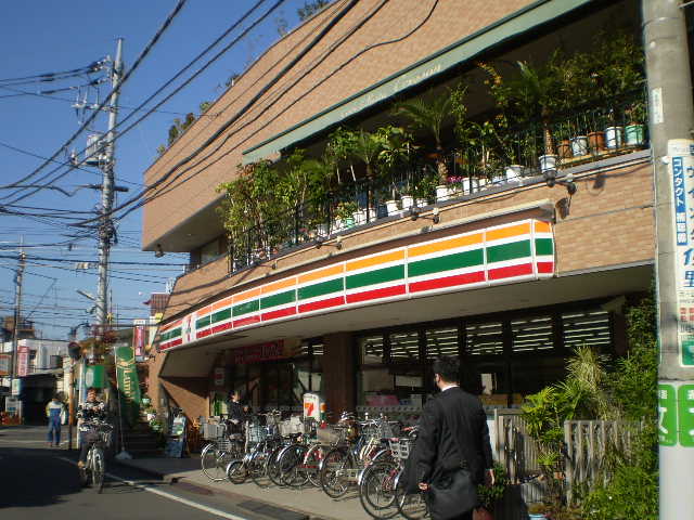 Convenience store. 250m to Seven-Eleven (convenience store)