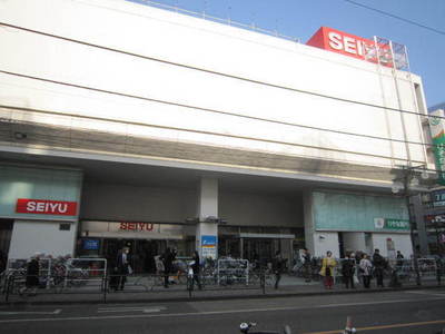 Supermarket. Seiyu to (super) 880m