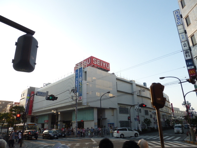 Supermarket. Seiyu to (super) 750m