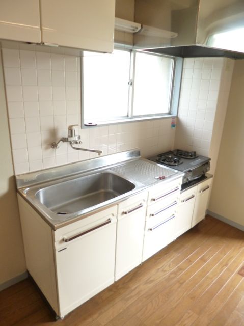 Kitchen. The kitchen is gas two-burner can be installed.