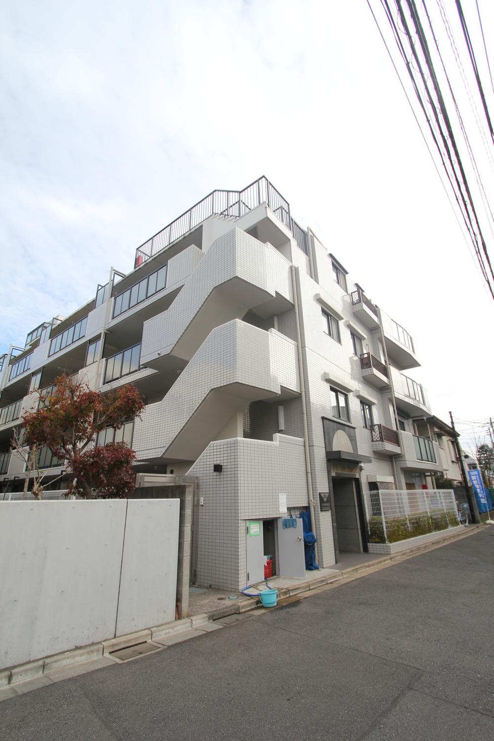 Local appearance photo. Pasting outer wall tile!