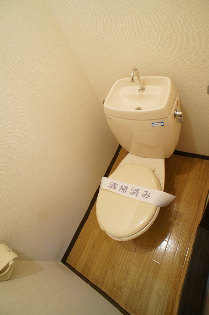 Toilet. Air conditioning