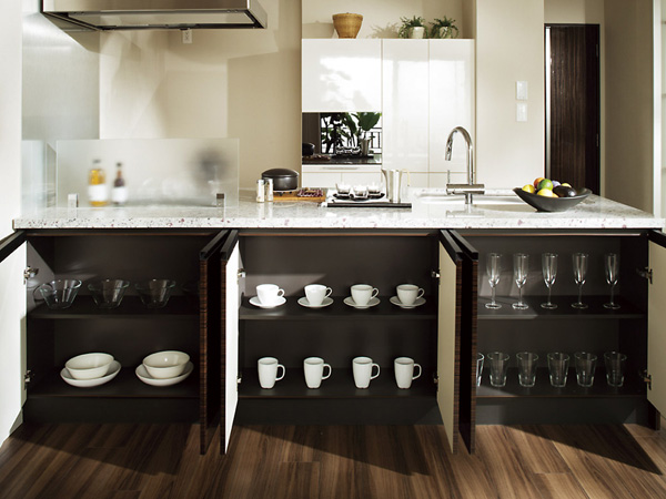 Kitchen.  [Kitchen storage "ARECS" (Alex)] Storage systems that take advantage of the "raw voice" was obtained in your tenants home survey. Living under the kitchen counter ・ Available from the dining side, Was provided with a neat show houses a space.