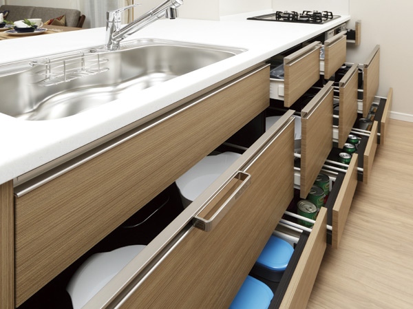 Kitchen.  [Sliding cabinet ・ Drawer-type storage] At the bottom of the kitchen counter, Adopted storage of easy access easily put away sliding. It is software with close function to close slowly quiet.