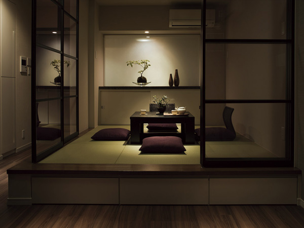 Interior.  [Floor-lifting Japanese-style room (some dwelling unit)] Space of calm and taste full sum. To ensure the independence by increasing the floor, Relax specification of floor-lifting Japanese-style room. It has established an accommodation at the bottom.