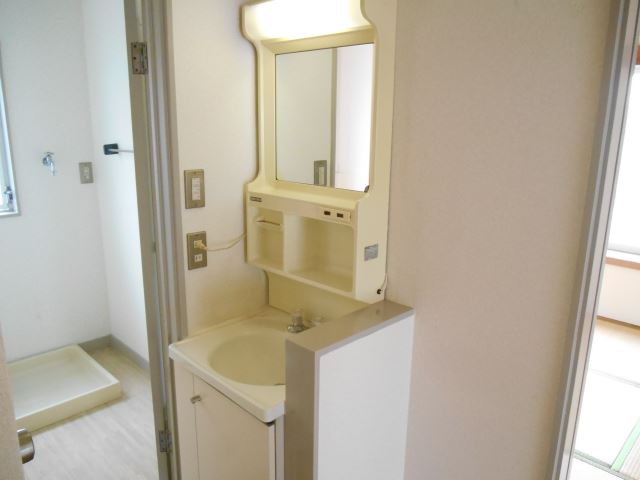 Washroom. Convenient independent wash basin