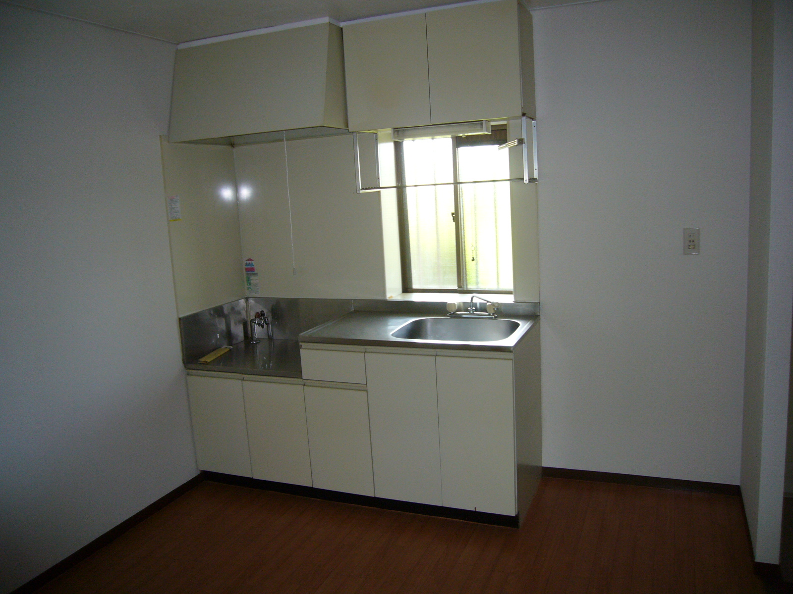 Kitchen. Two-burner gas stove can be installed