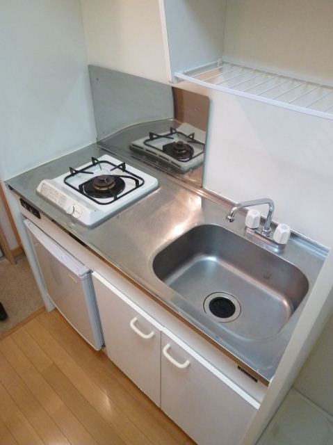 Kitchen. Gas stove, With mini fridge