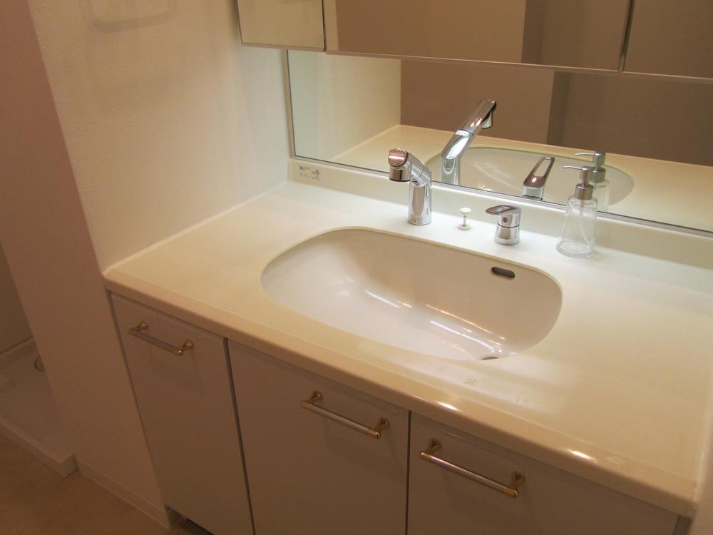 Wash basin, toilet. Indoor (12 May 2013) Shooting