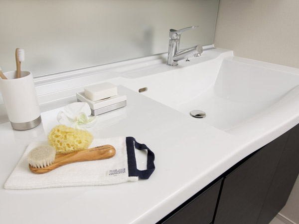 Bathing-wash room.  [Amenities counter] Ensure the room to wash counter by approach the sink bowl on one side. Convenient to use at the same time and people to people and make-up to wash the.