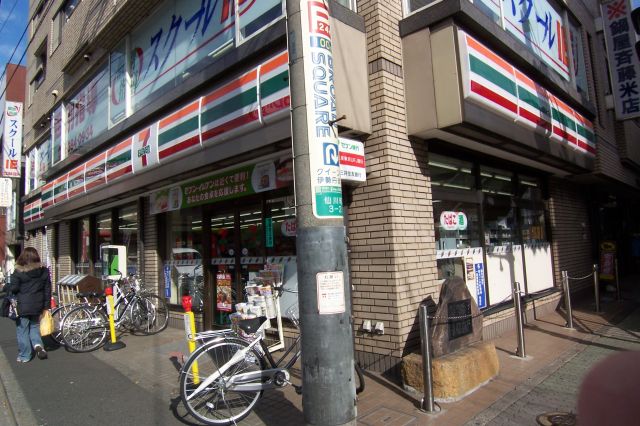 Convenience store. Seven-Eleven Chofu Sengawa 3-chome up (convenience store) 216m