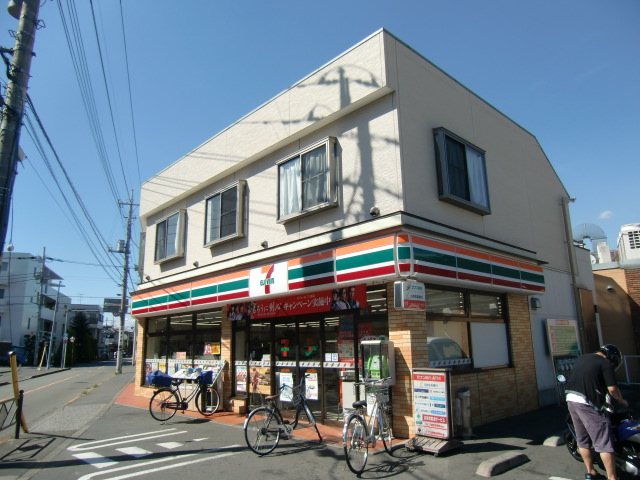 Convenience store. 500m to Seven-Eleven (convenience store)