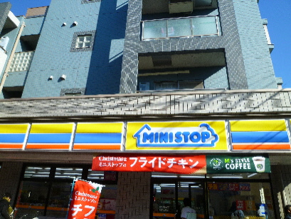 Convenience store. MINISTOP up (convenience store) 450m