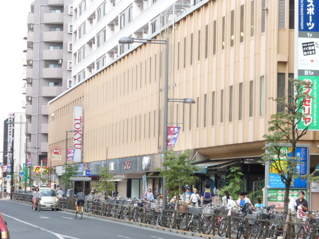 Supermarket. 800m to Tokyu Store (Super)