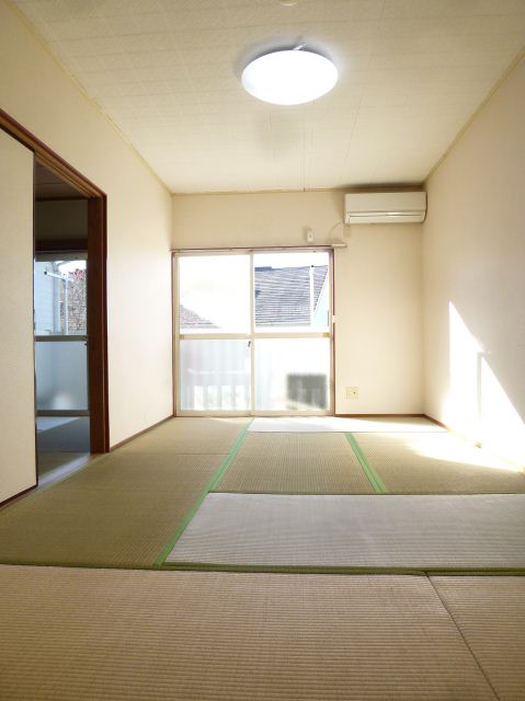 Living and room. Sunny 7.5 quires of Japanese-style room.