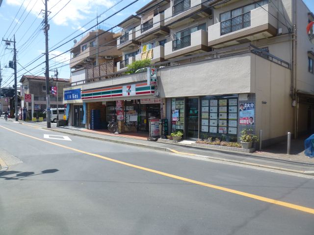 Convenience store. 700m to Seven-Eleven (convenience store)